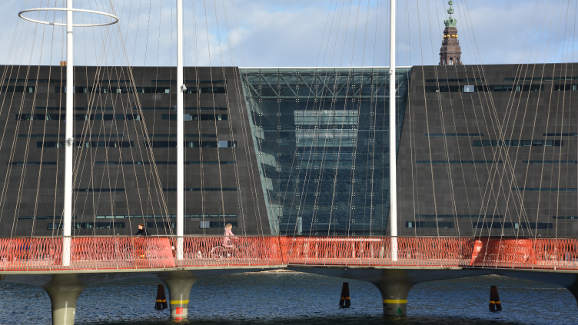 Christianshavn and Refshaleøen cycle tour - The Circle Bridge and The Black Diamond